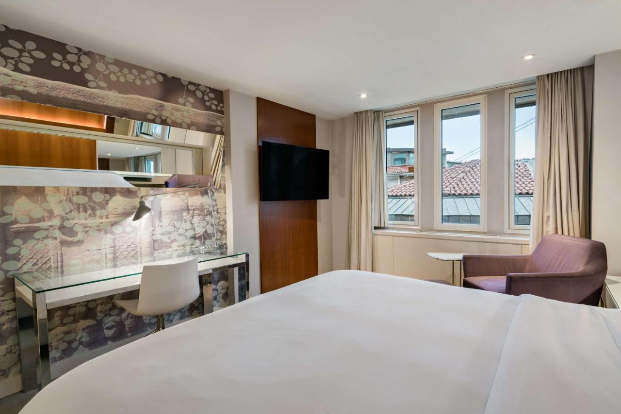 Radisson Blu Bosphorus Hotel Istanbul Exterior foto A room at the hotel