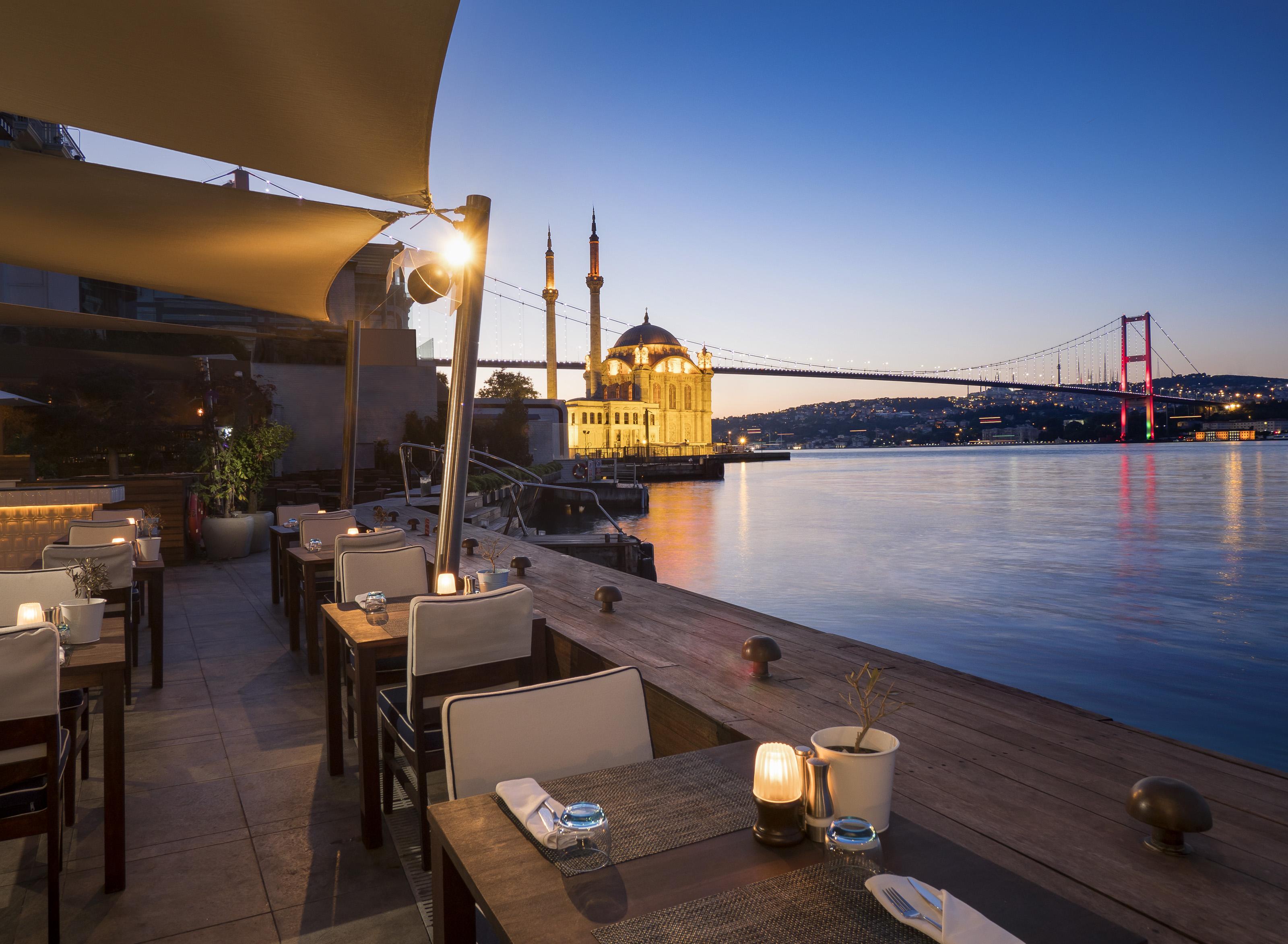 Radisson Blu Bosphorus Hotel Istanbul Exterior foto The view of the Bosphorus from the restaurant