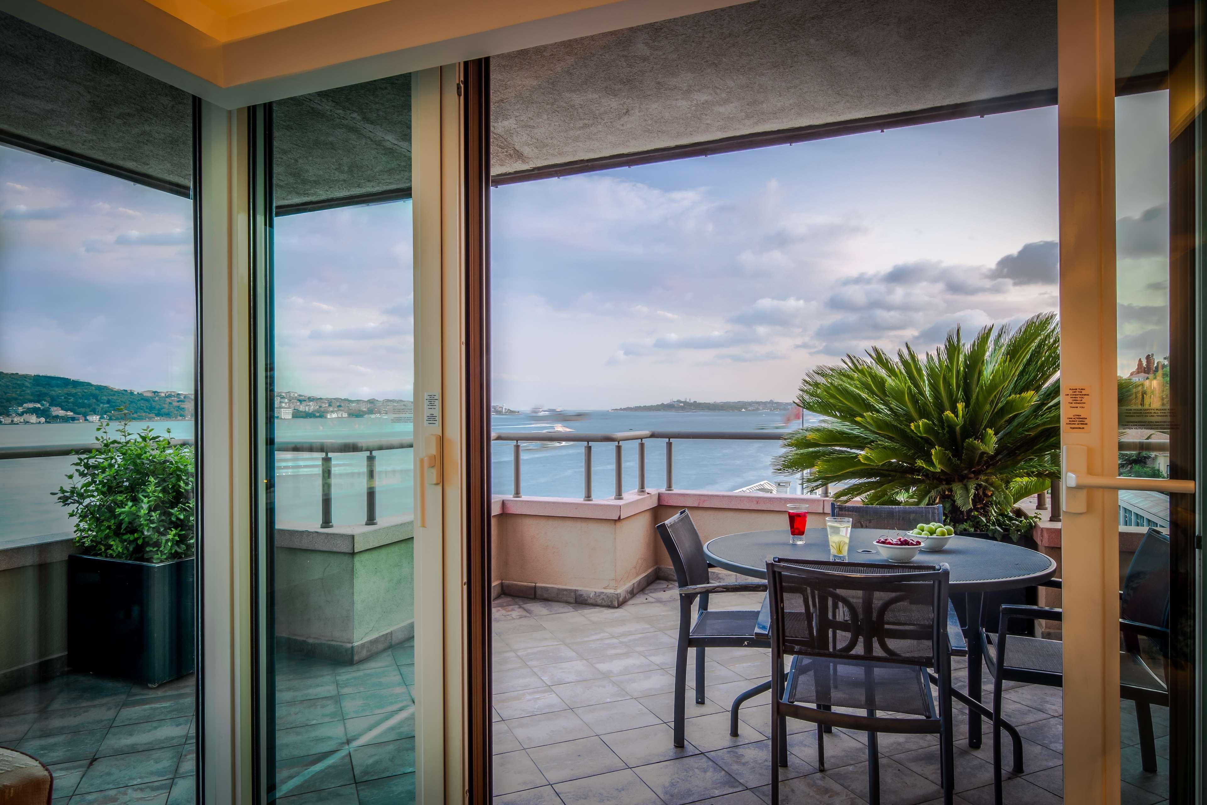 Radisson Blu Bosphorus Hotel Istanbul Exterior foto View from the balcony of a suite at the hotel