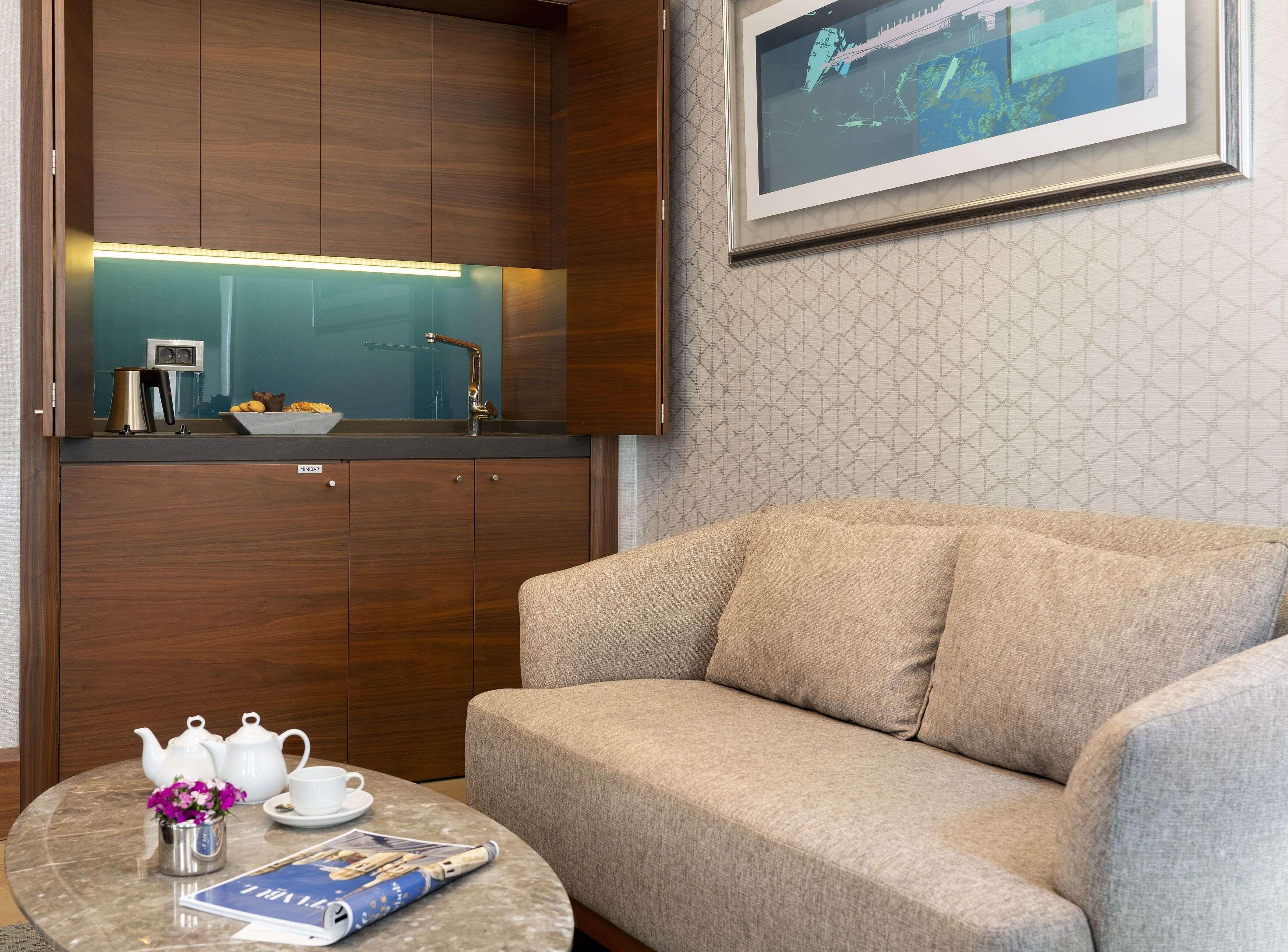 Radisson Blu Bosphorus Hotel Istanbul Exterior foto A living room in a suite at the hotel