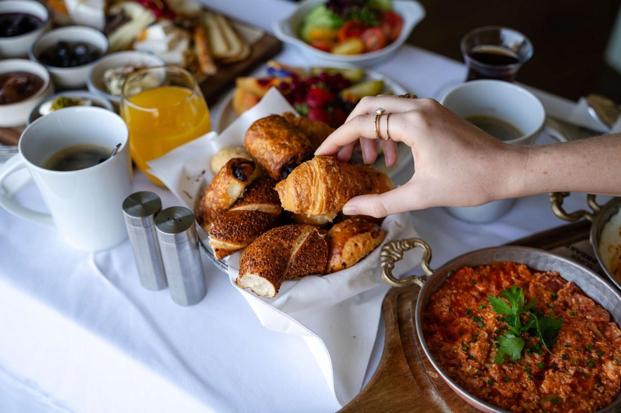 Radisson Blu Bosphorus Hotel Istanbul Exterior foto Turkish breakfast