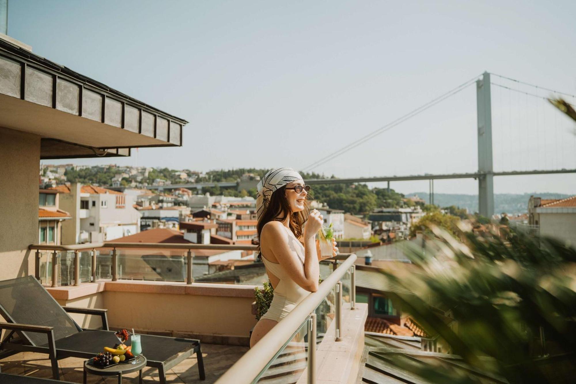Radisson Blu Bosphorus Hotel Istanbul Exterior foto A woman on a balcony