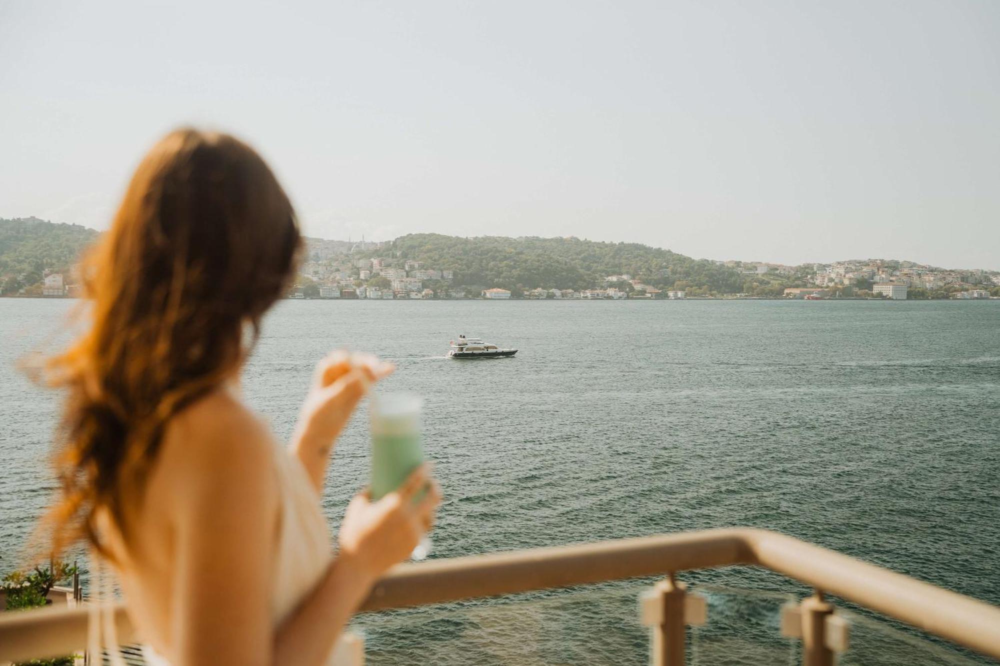Radisson Blu Bosphorus Hotel Istanbul Exterior foto View of the Gulf of Pag from the town of Pag